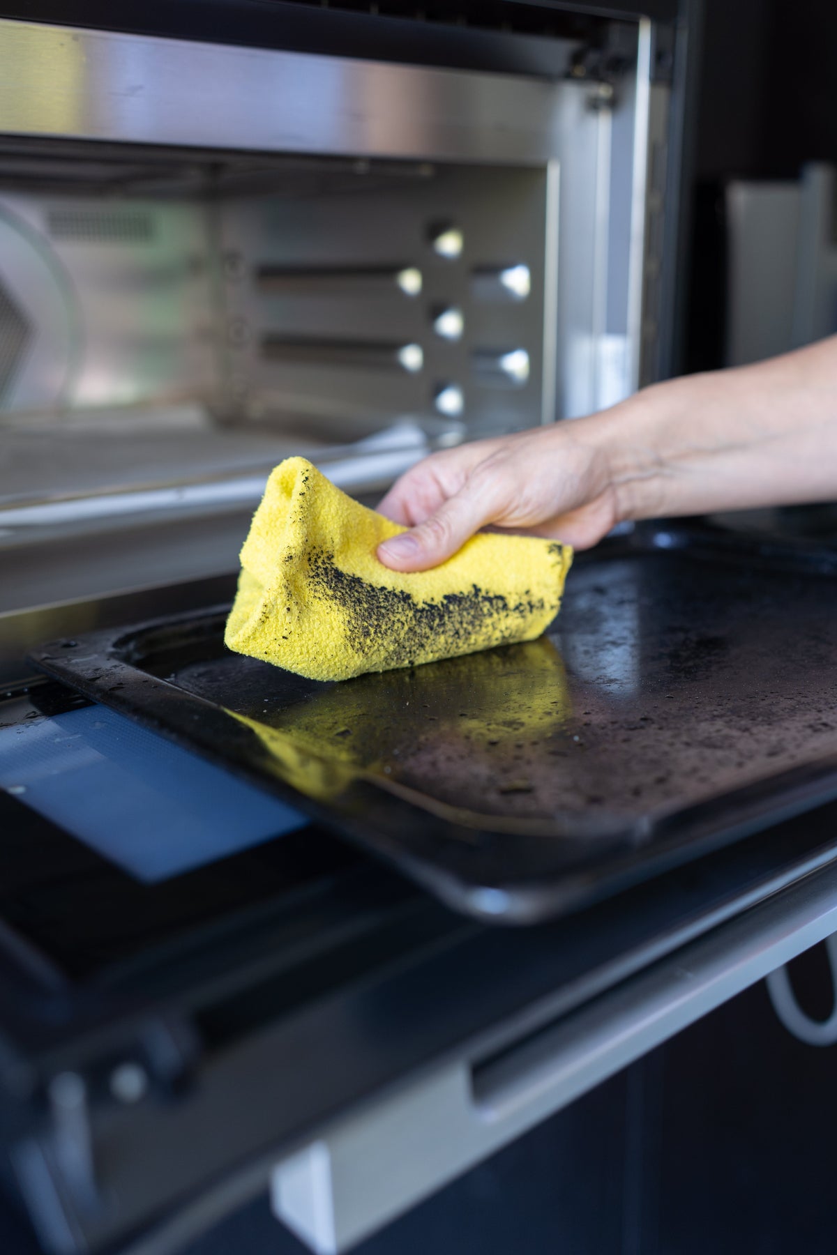 Oven schoonmaken? Zo doe je het in 6 stappen