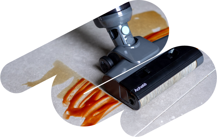 Achaté Dweilstofzuiger V2 reinigt gemorste saus op een tegelvloer